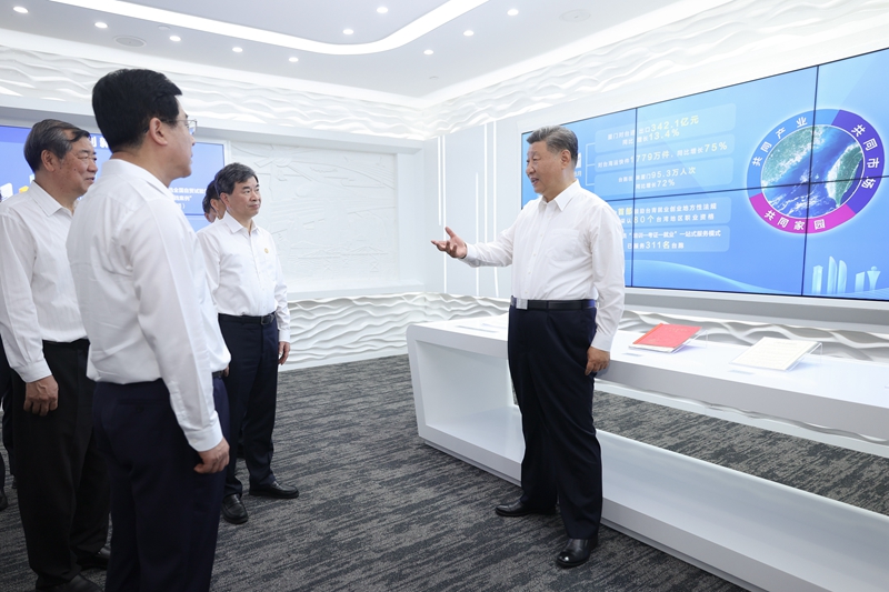 10月15日至16日,中共中央总书记、国家主席、中央军委主席习近平在福建考察。这是16日上午,习近平在中国(福建)自由贸易试验区厦门片区参观自由贸易试验区建设成果展。