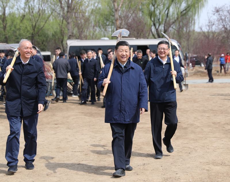 4月8日,党和国家领导人习近平、栗战书、汪洋、王沪宁、赵乐际、韩正、王岐山等来到北京市通州区永顺镇参加首都义务植树活动。