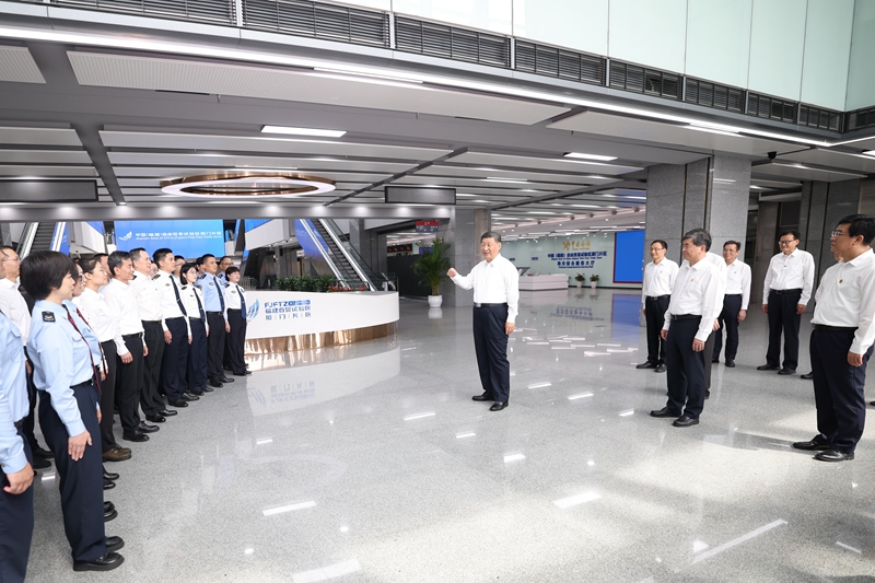10月15日至16日,中共中央总书记、国家主席、中央军委主席习近平在福建考察。这是16日上午,习近平在中国(福建)自由贸易试验区厦门片区考察时,同综合服务大厅现场工作人员亲切交流。