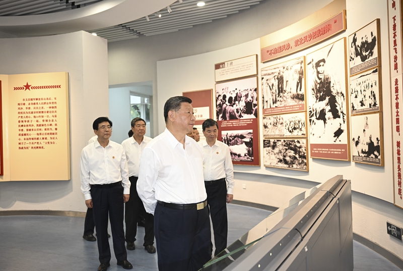 10月15日至16日,中共中央总书记、国家主席、中央军委主席习近平在福建考察。这是15日下午,习近平在漳州市东山县谷文昌纪念馆考察。