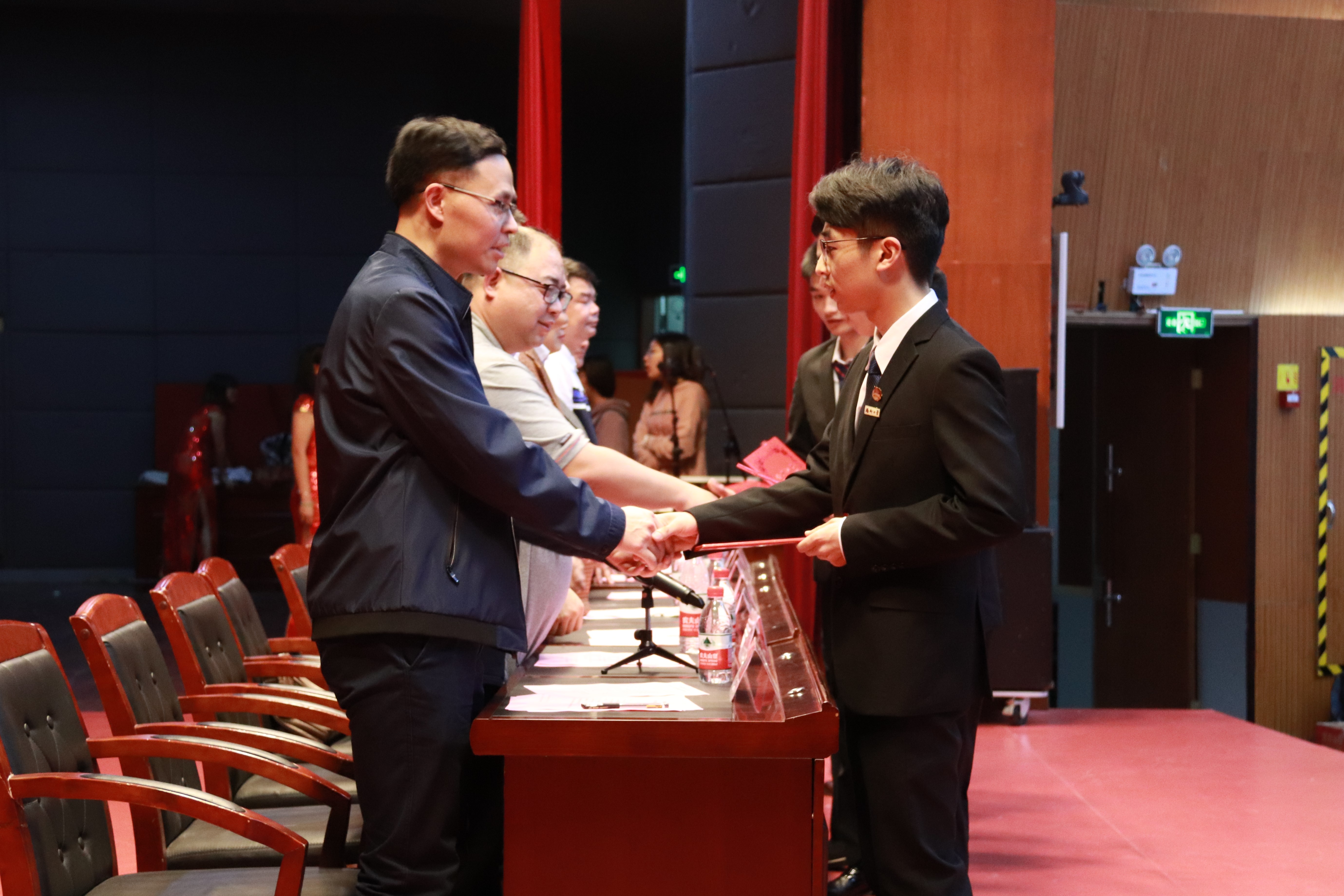 十三水
领导为获奖同学颁发荣誉证书 十三水
领导为获奖同学颁发荣誉证书