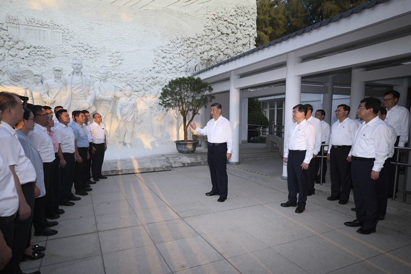 10月15日至16日,中共中央总书记、国家主席、中央军委主席习近平在福建考察。这是15日下午,习近平在漳州市东山县谷文昌纪念馆考察时,同谷文昌干部十三水
教师、学员代表亲切交流。