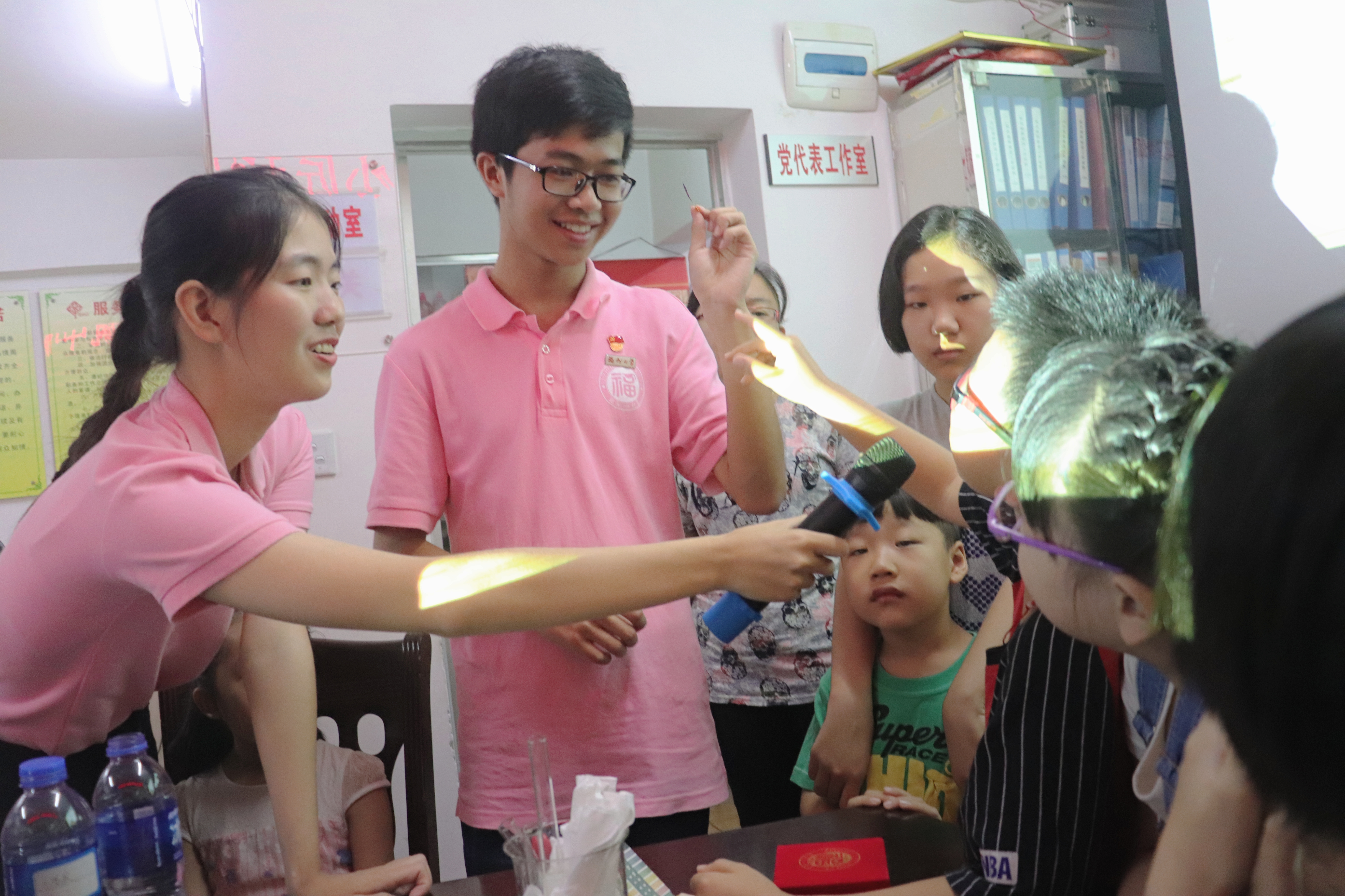 队员与孩子们亲切互动 队员与孩子们亲切互动
